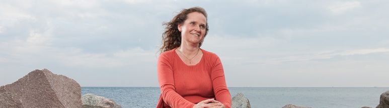 Foto von Katrin Rabe am Meer sitzend